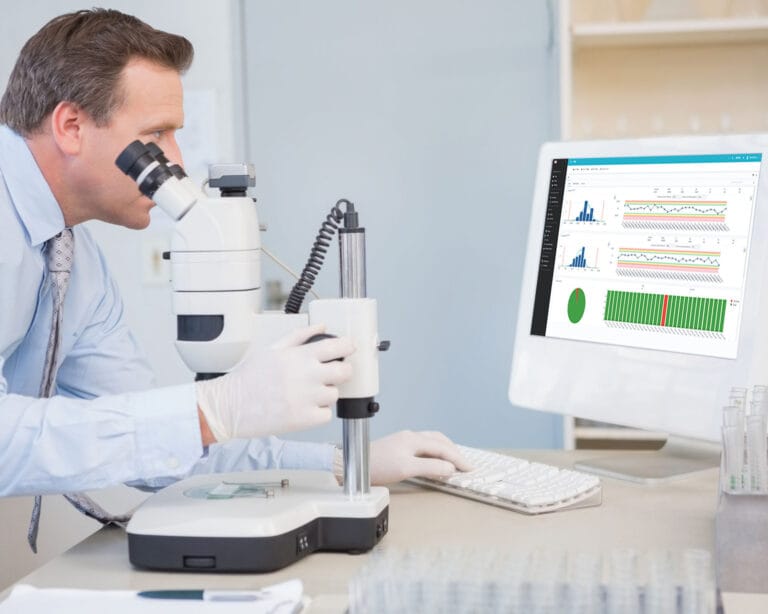 Utilisateur dans un laboratoire utilisant le module IQC d'Ellistat pour faire le contrôle de ces pièces